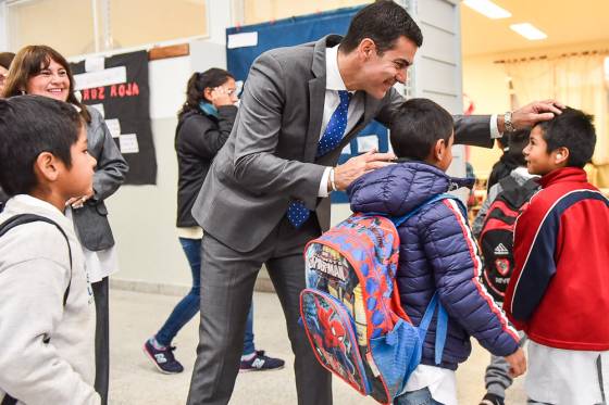 En barrio Progreso el gobernador Urtubey visitó la escuela Mercedes Lavín